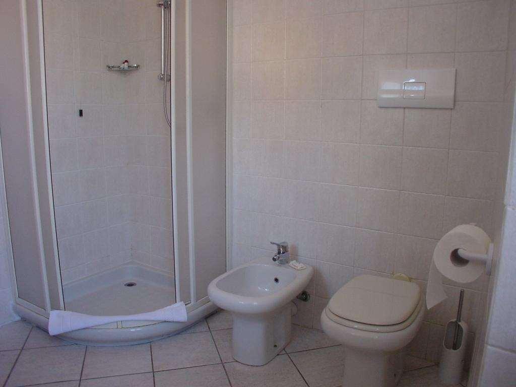 Hotel Don Abbondio Lecco Zimmer foto