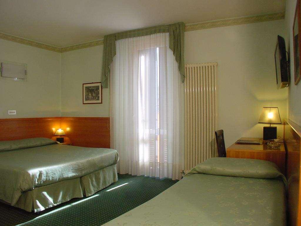 Hotel Don Abbondio Lecco Zimmer foto