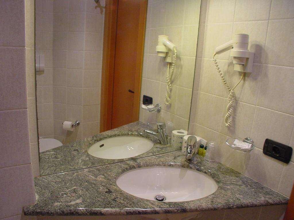 Hotel Don Abbondio Lecco Zimmer foto