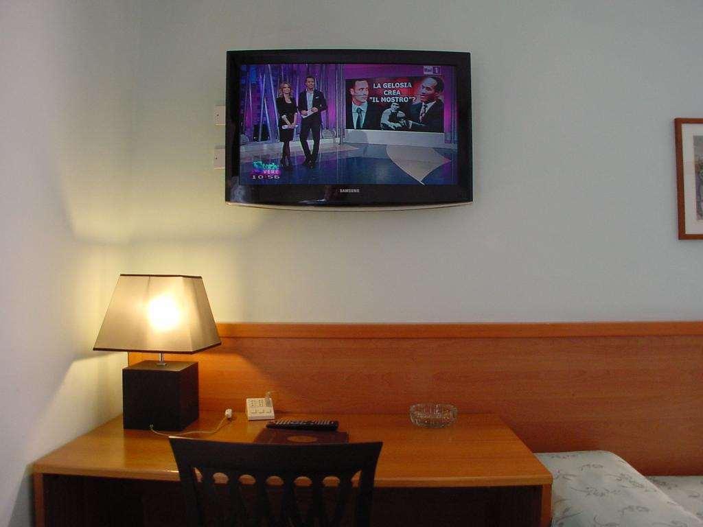 Hotel Don Abbondio Lecco Zimmer foto